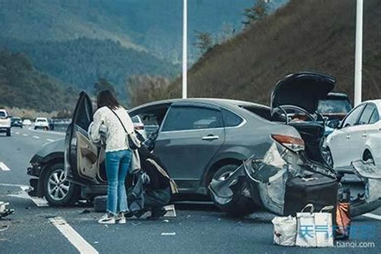 梦见车祸死人现场很惨预示着什么