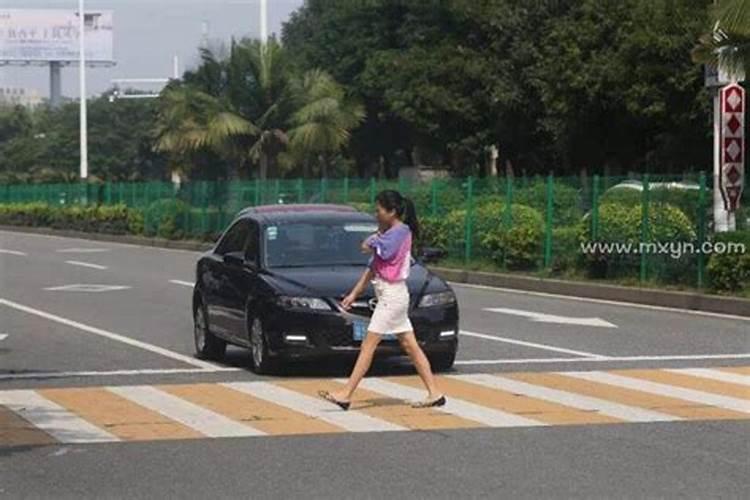 女人梦见开车撞人了预示什么意思