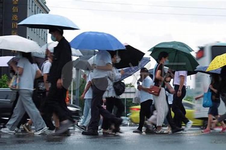 病人梦见下雨了和别人撑伞