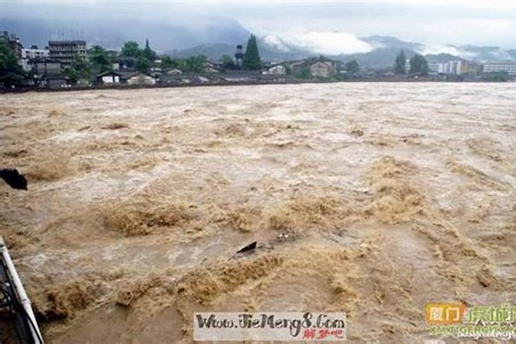 梦见洪水汹涌而来的河水流动