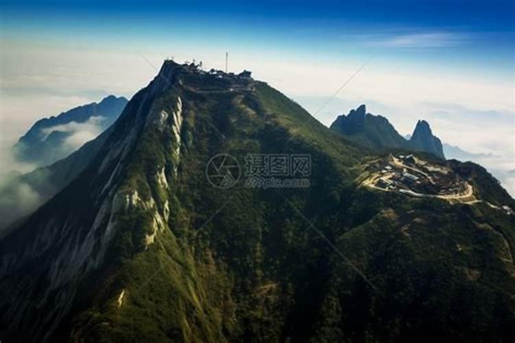 梦见高耸入云的山