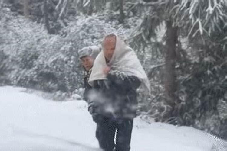 梦见和老人一起走山路