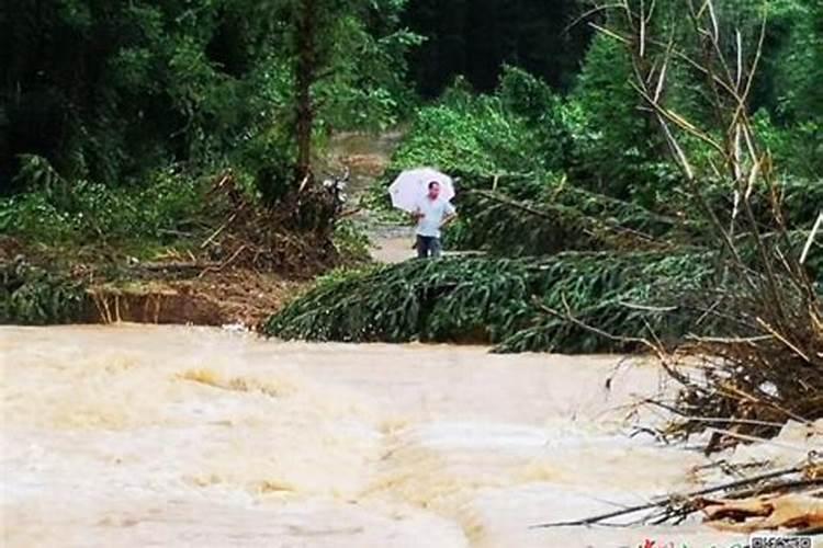 梦见洪水滚滚而来自己没地方躲过去