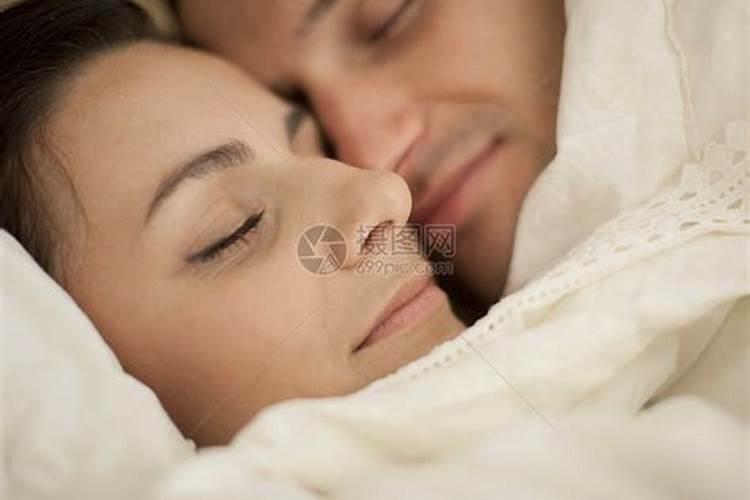 梦见和情人在一起睡觉被发现了是什么意思