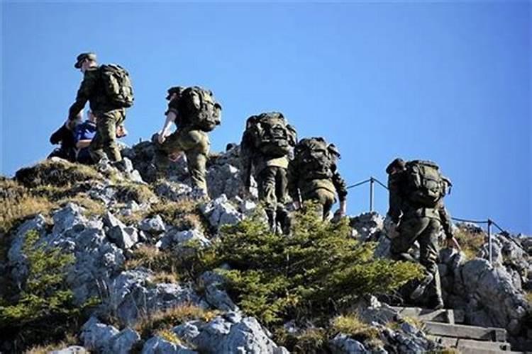 梦见爬高山还有大水