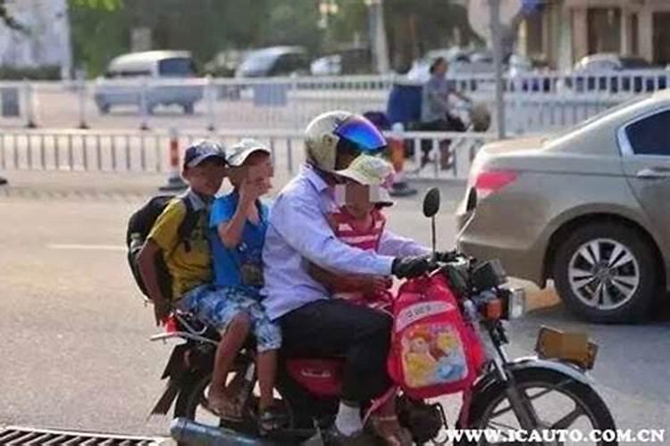 梦见骑摩托车带两个小孩