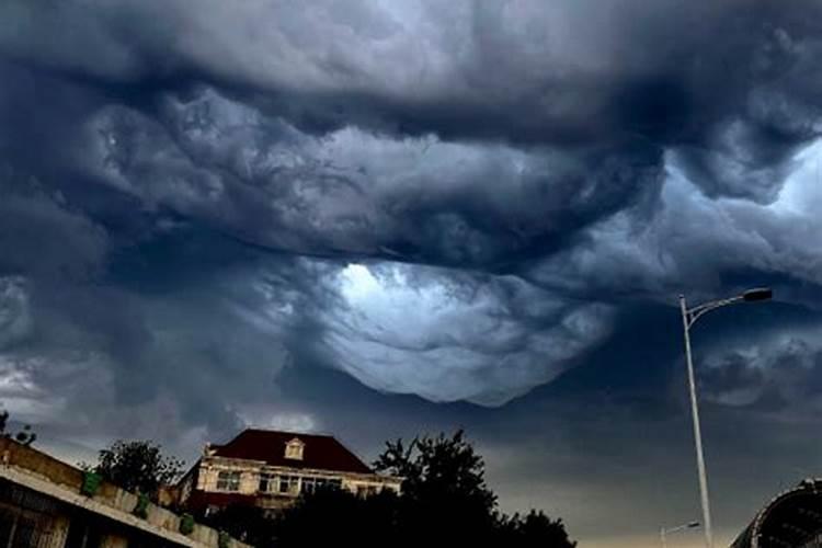 梦见天空出现奇观异景世界末日