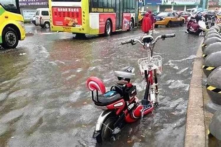 梦见下雨电动车被雨淋