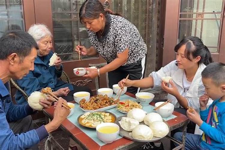 梦到外婆来家里做客吃饭