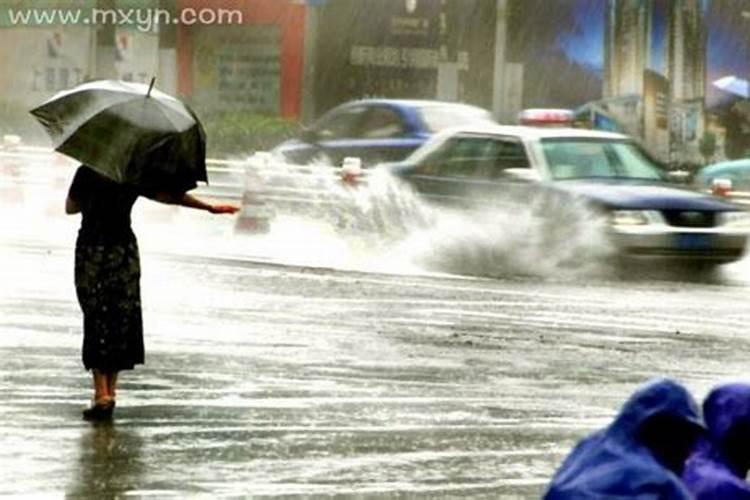 女人梦见下雨什么预兆