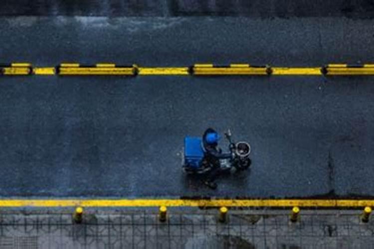 梦到下雨了预兆什么女人