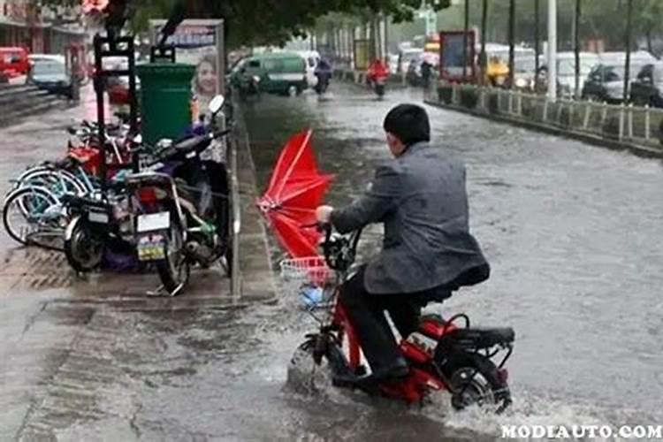 梦见骑电动车被雨淋湿