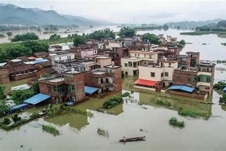 梦见自己被洪水困住又脱险