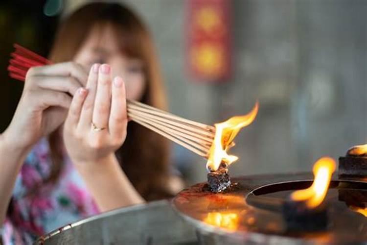 梦见给死人上香许愿