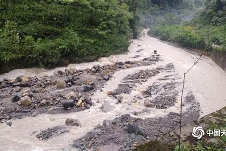 梦见大雨山洪暴发山体滑坡