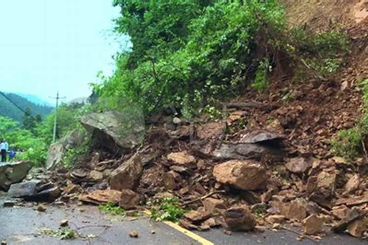 梦见大雨山洪暴发山体滑坡