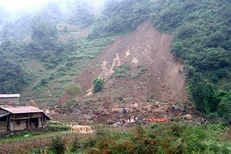 梦见下大暴雨山体滑坡