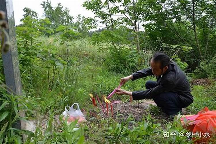 梦见给坟墓添土怎么也添不满