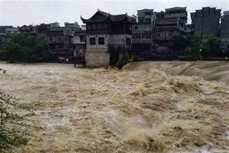 梦见门前河里涨大水到门口了