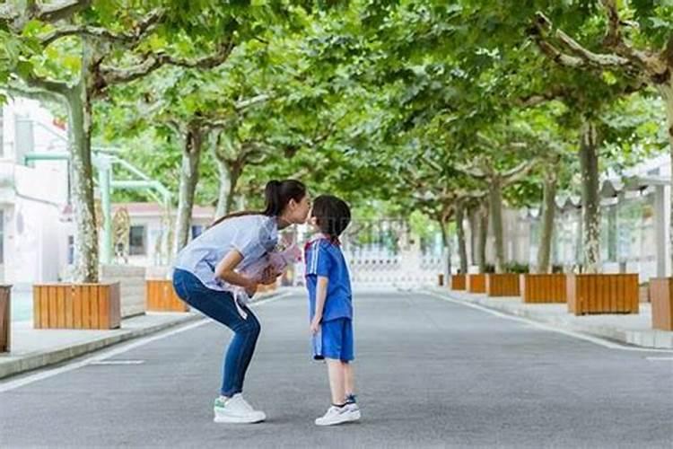 梦到自己和女同学亲嘴