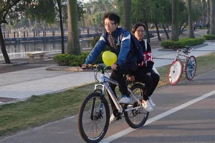 八字流年食神合官代表什么