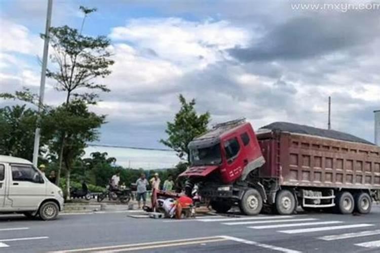 梦见邻居车祸很惨什么预兆