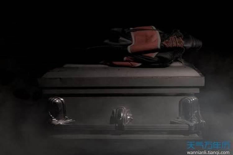 梦见死去的外婆躺在棺材里活了