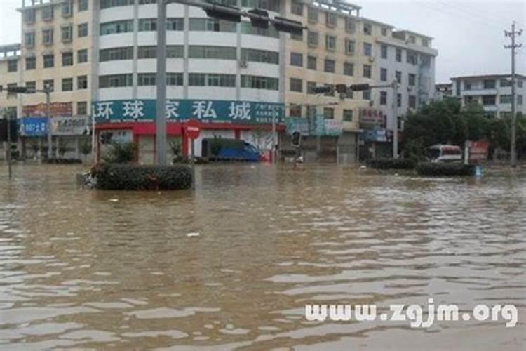 梦见水突然涨到了房屋外