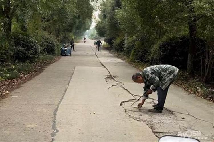 梦见在一条很黑的路上骑电动车