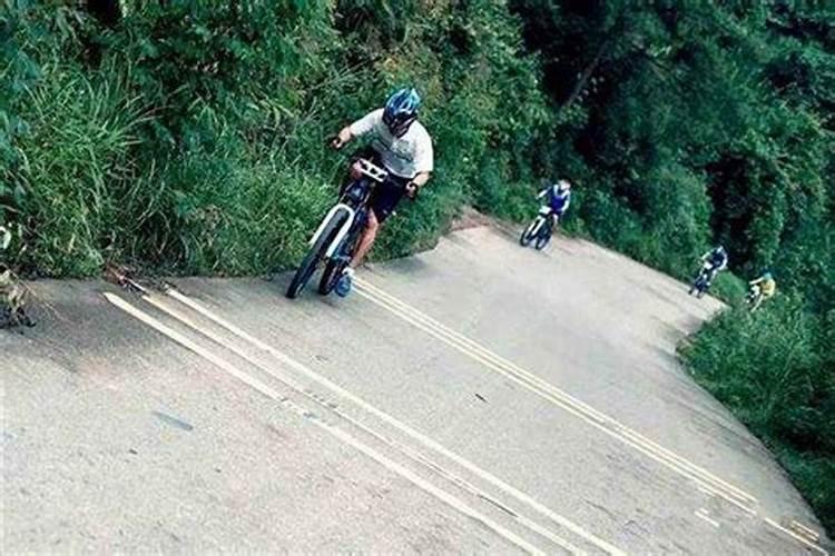 梦见死去亲人和活着的亲人一起吃饭