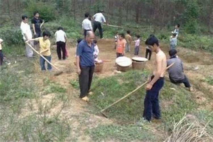 梦见上坟,坟塌了个大坑什么意思