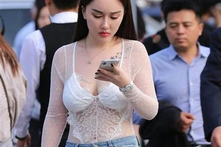 梦见别人的老婆没有穿衣服漏着胸