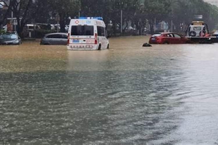 梦见龙王下大暴雨