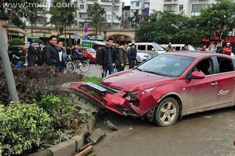 梦到目睹别人车祸是什么预兆解梦