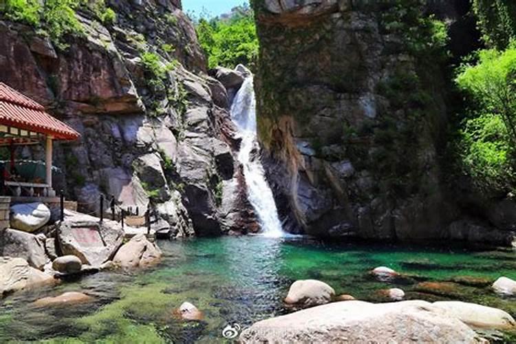 梦见山上大水喷涌而下