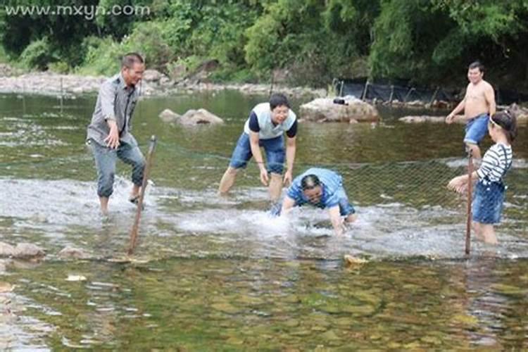 梦见自己在大海里抓住大船什么意思