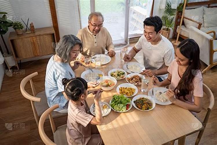 梦见自己和死去的爷爷奶奶一起吃饭