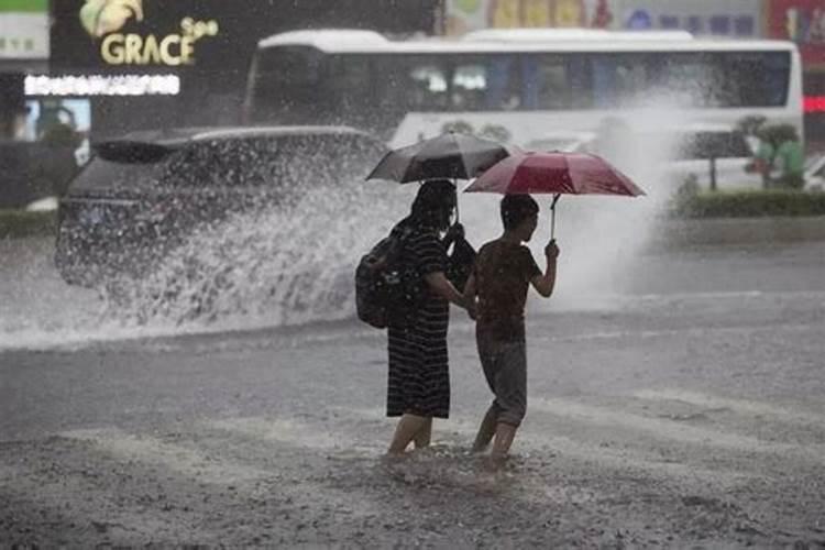 梦到下大雨有人触电了