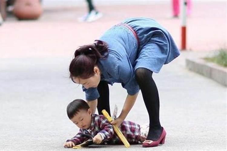 梦见怀孕的女儿摔倒了