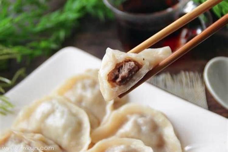 梦见别人请我吃饺子饺子皮里好多头发