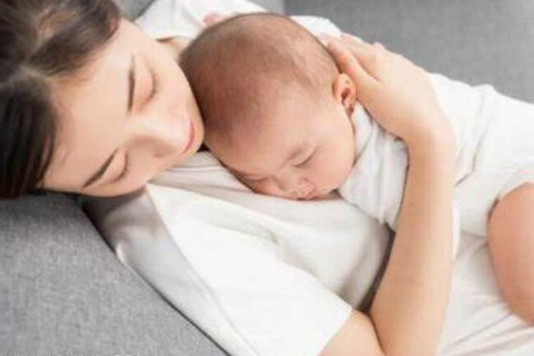 女人梦见抱女婴是什么意思