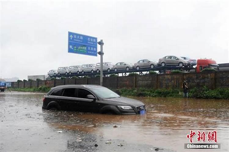 梦见水淹着自己下半身