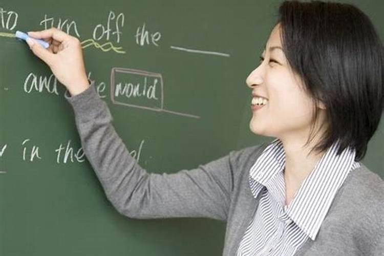 梦见漂亮的女老师在黑板上写字