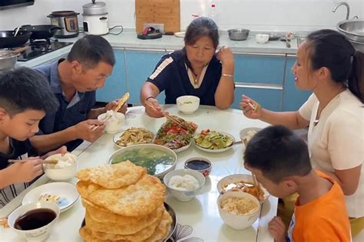 梦见朋友买菜在我家做饭吃