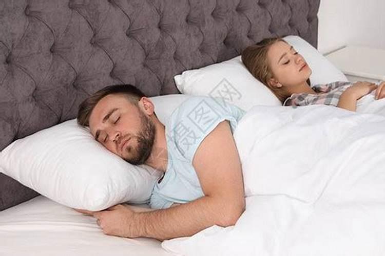 梦到认识的男女睡在一起什么意思