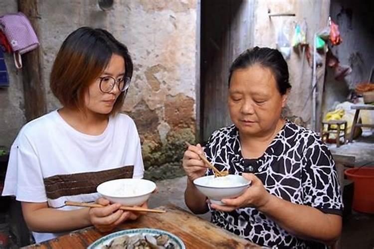 梦见和已故的婆婆在一起做饭吃饭