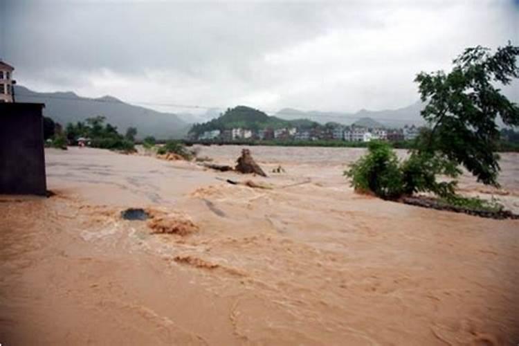 梦见山崩地裂洪水爆发