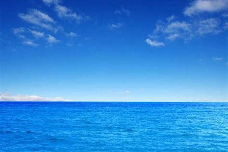 梦见大海的水很蓝很清澈