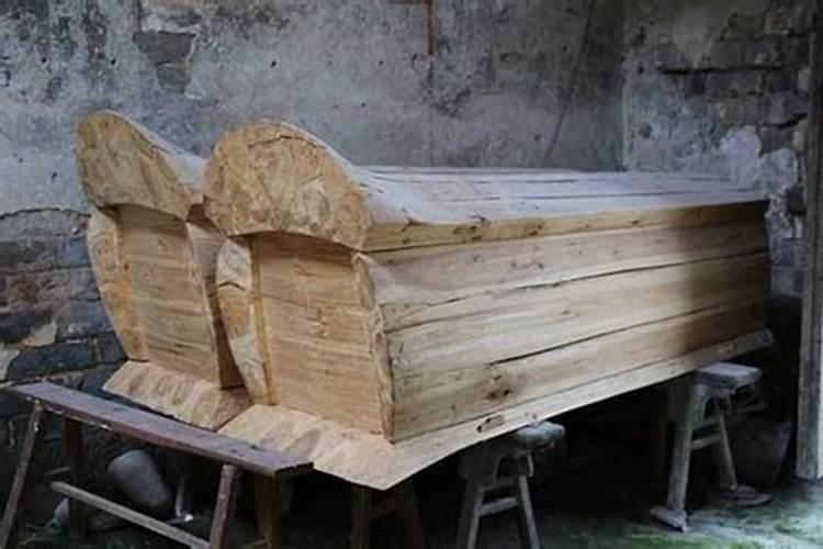 梦见死人躺在棺材里是什么意思