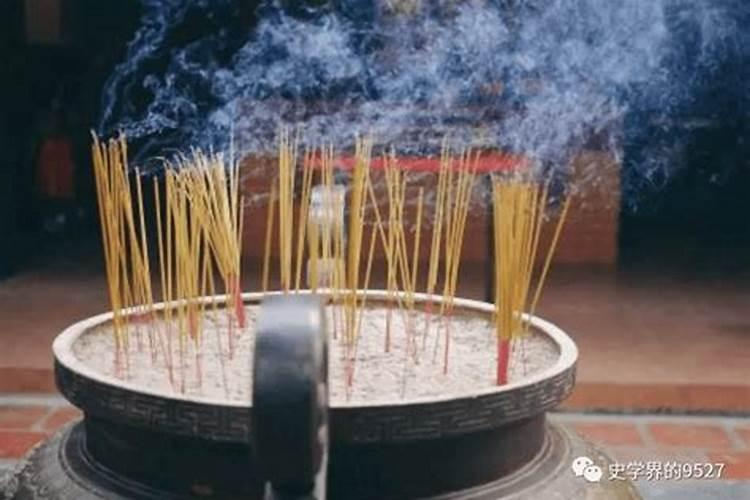 除夕点香祭拜